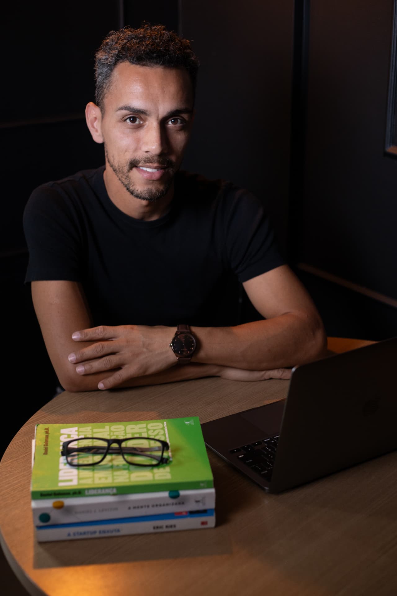 Thiago Putzel com livros de gestão